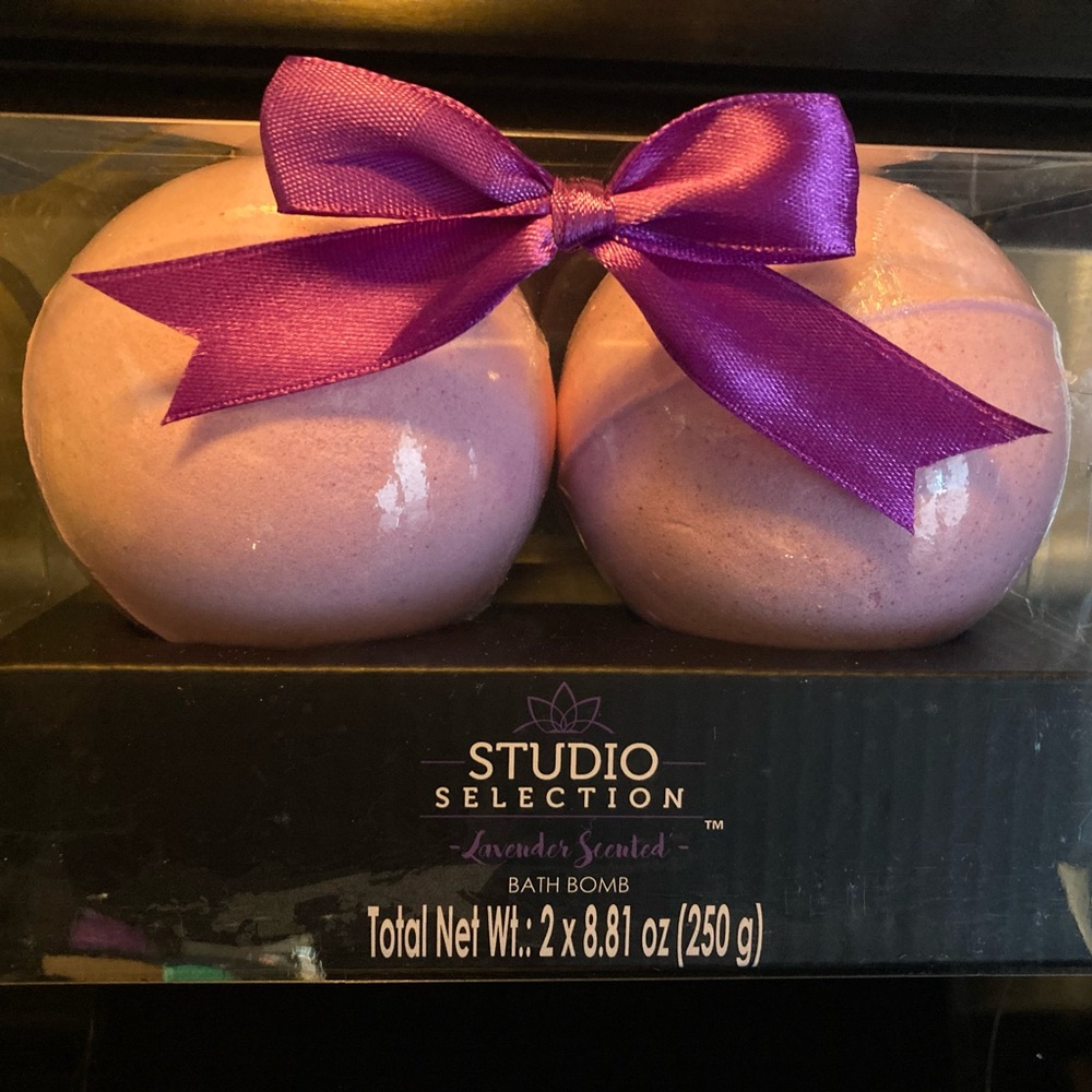 NIB 2 Lrg Studio Selection Bath Lavendar Bombs